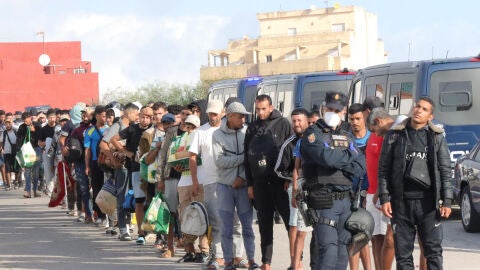 Momento del traslado de los migrantes al barrio de Los Rosales