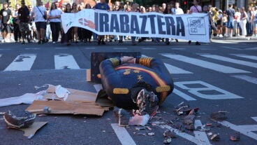 Varios encapuchados destrozan una figura del rey Felipe VI en una manifestaci&oacute;n en San Sebasti&aacute;n 