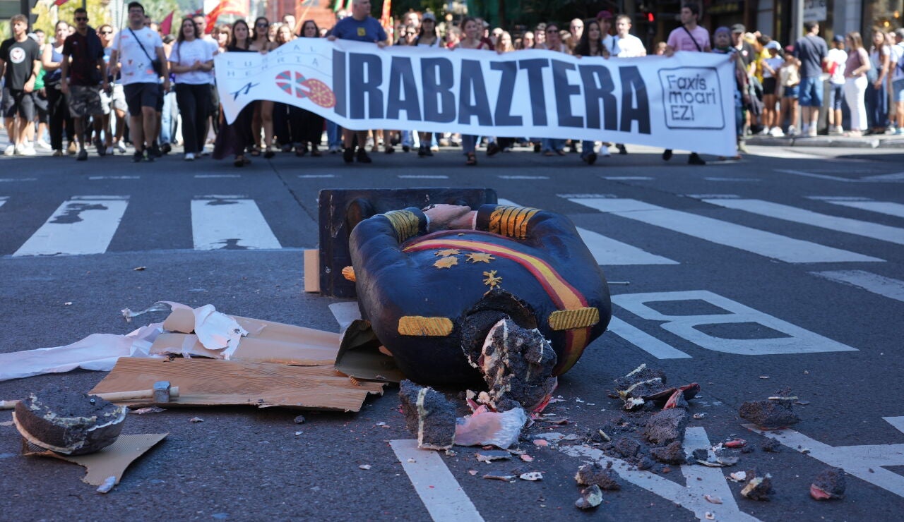 Varios encapuchados destrozan una figura del rey Felipe VI en una manifestaci&oacute;n en San Sebasti&aacute;n 