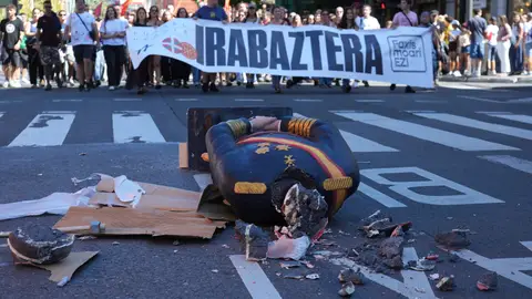 Varios encapuchados destrozan una figura del rey Felipe VI en una manifestación en San Sebastián Varios encapuchados destrozan una figura del rey Felipe VI en una manifestación en San Sebastián