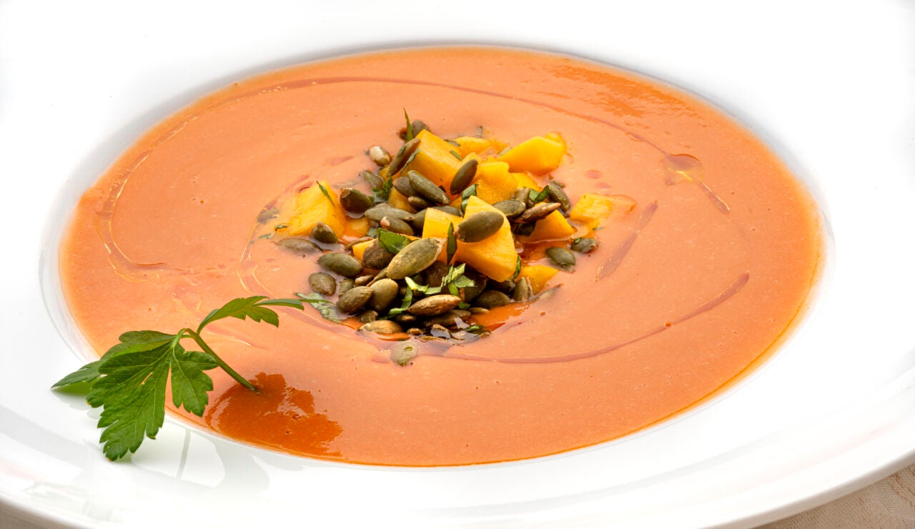 Sopa refrescante de tomate con melocot&oacute;n y pipas de Argui&ntilde;ano
