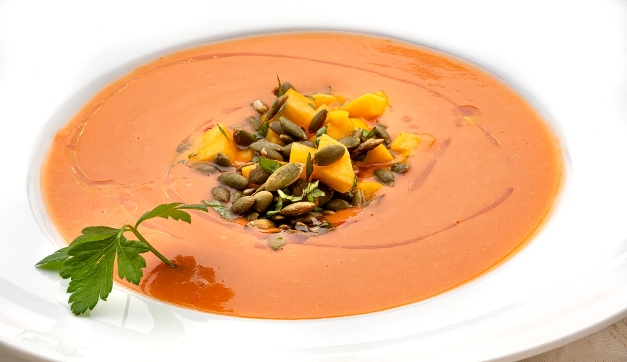 Sopa refrescante de tomate con melocotón y pipas de Arguiñano