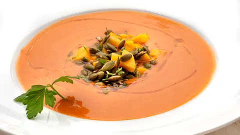 Sopa refrescante de tomate con melocotón y pipas de Arguiñano Sopa refrescante de tomate con melocotón y pipas de Arguiñano