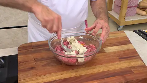 Añade la miga de pan a la masa de las albóndigas Para dar mayor jugosidad