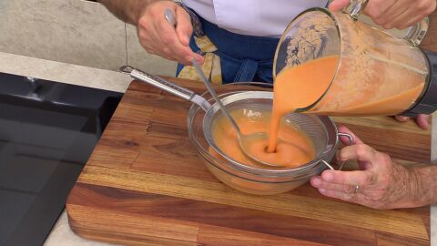 Cuela la sopa en un bol
