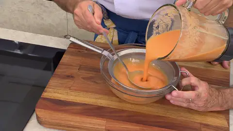 Cuela la sopa en un bol Cuela la sopa en un bol