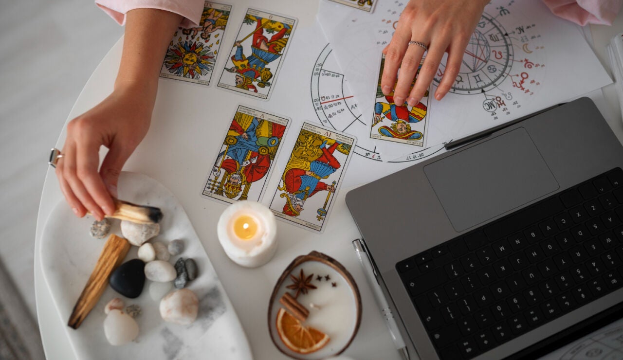 Mujer leyendo el tarot