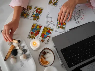 Mujer leyendo el tarot Mujer leyendo el tarot