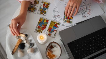 Mujer leyendo el tarot