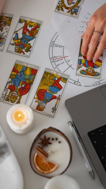 Mujer leyendo el tarot