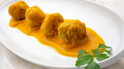 Alb&oacute;ndigas con queso en salsa de zanahorias