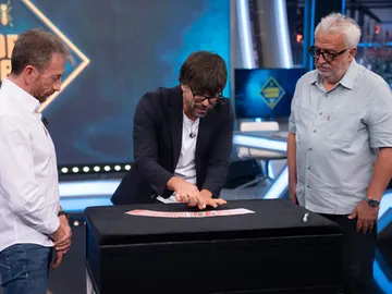 El impresionante homenaje de Luis Piedrahita a Juan Tamariz: "Este juego se salta las tres normas de la magia" El impresionante homenaje de Luis Piedrahita a Juan Tamariz: "Este juego se salta las tres normas de la magia"