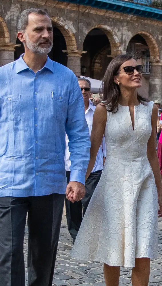 La reina Letizia y el rey Felipe VI cogidos de la mano La reina Letizia y el rey Felipe VI cogidos de la mano