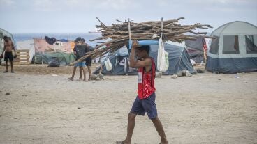 Un migrante en la playa del Trampol&iacute;n