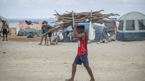 Un migrante en la playa del Trampol&iacute;n
