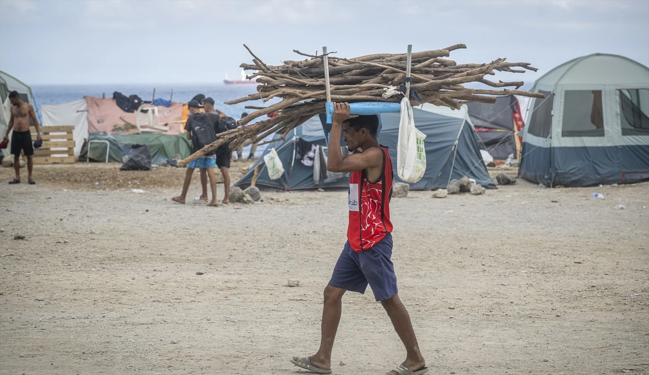 Un migrante en la playa del Trampolín