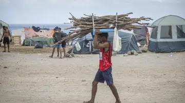 Un migrante en la playa del Trampolín Un migrante en la playa del Trampolín