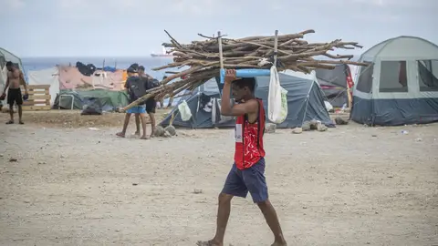Un migrante en la playa del Trampolín Un migrante en la playa del Trampolín