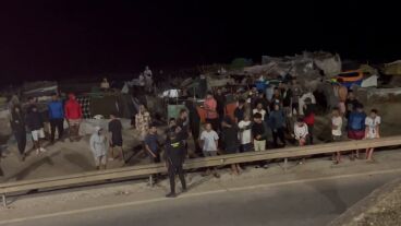 Migrantes en asentamientos en la playa