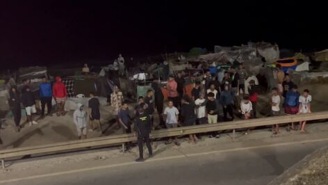 Migrantes en asentamientos en la playa