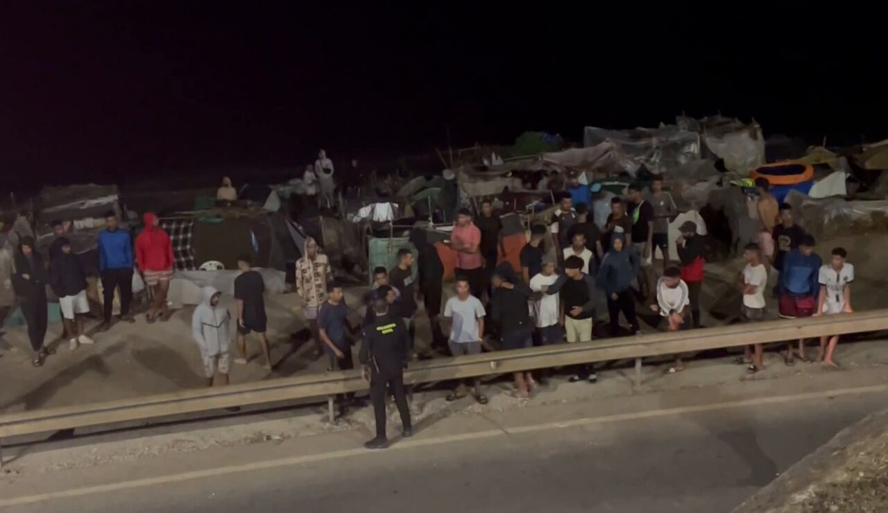 Migrantes en asentamientos en la playa