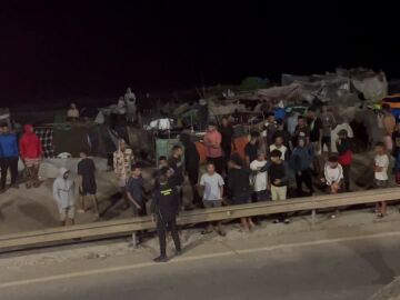 Migrantes en asentamientos en la playa