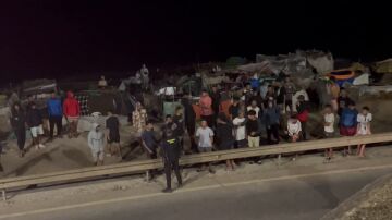 Migrantes en asentamientos en la playa