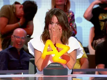 Almudena Cid la lía en Pasapalabra: suena Sueños de libertad… ¡y responde con una serie de la competencia! Almudena Cid la lía en Pasapalabra: suena Sueños de libertad… ¡y responde con una serie de la competencia!