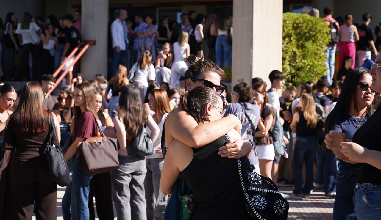 Asistentes al minuto de silencio en la Universidad de Granada por el asesinato de Claudia Tacoronte