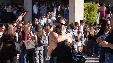 Asistentes al minuto de silencio en la Universidad de Granada por el asesinato de Claudia Tacoronte Asistentes al minuto de silencio en la Universidad de Granada por el asesinato de Claudia Tacoronte