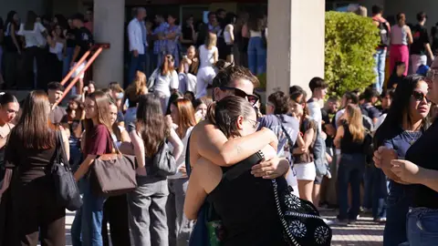 Asistentes al minuto de silencio en la Universidad de Granada por el asesinato de Claudia Tacoronte Asistentes al minuto de silencio en la Universidad de Granada por el asesinato de Claudia Tacoronte