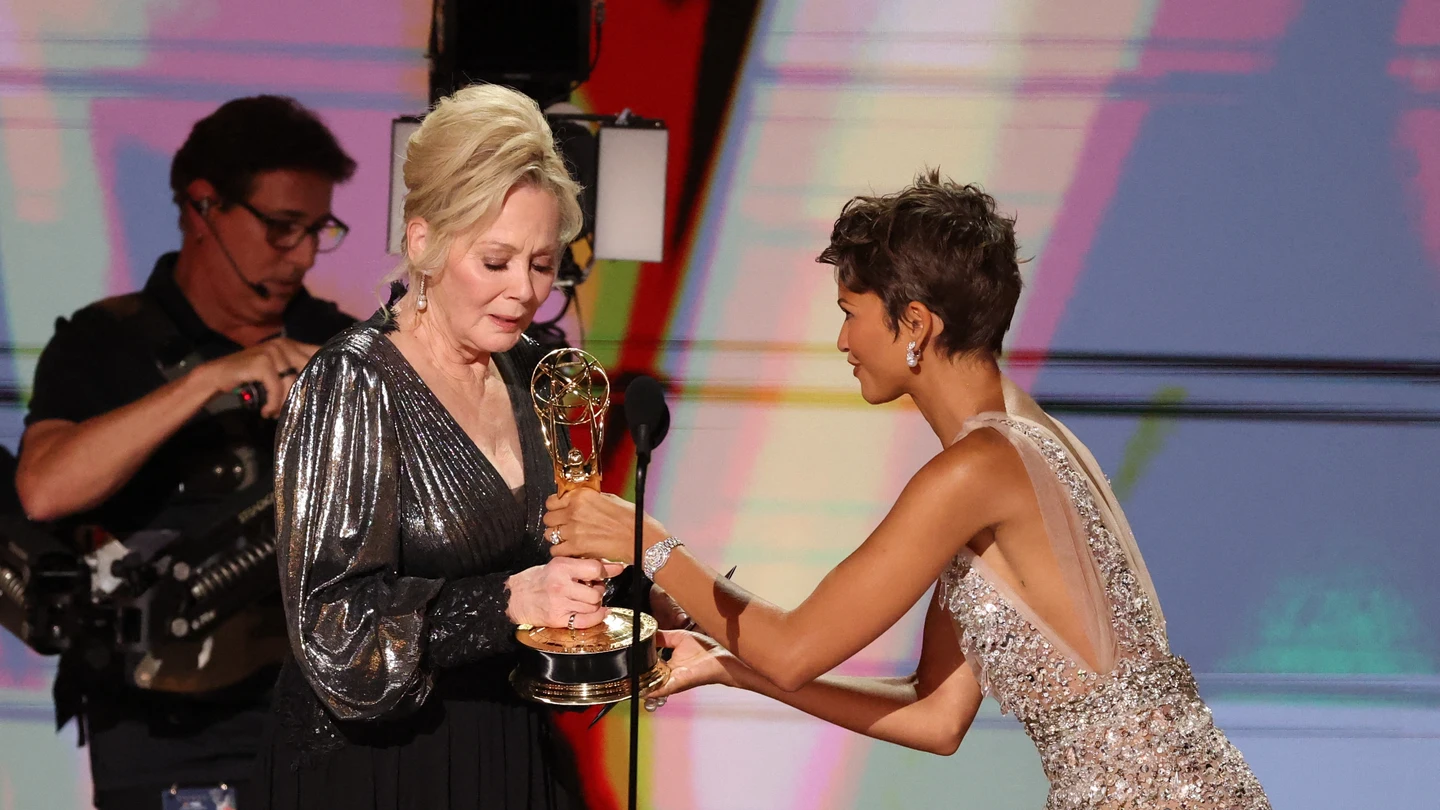 Jean Smart y Zendaya en los Emmy 2026 Jean Smart y Zendaya en los Emmy 2026