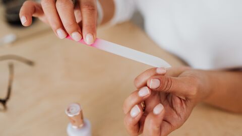 Mujer limándose las uñas