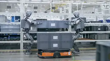 Robots trabajando en fábricas Robots trabajando en fábricas
