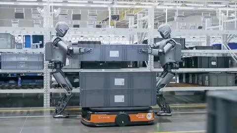 Robots trabajando en fábricas Robots trabajando en fábricas