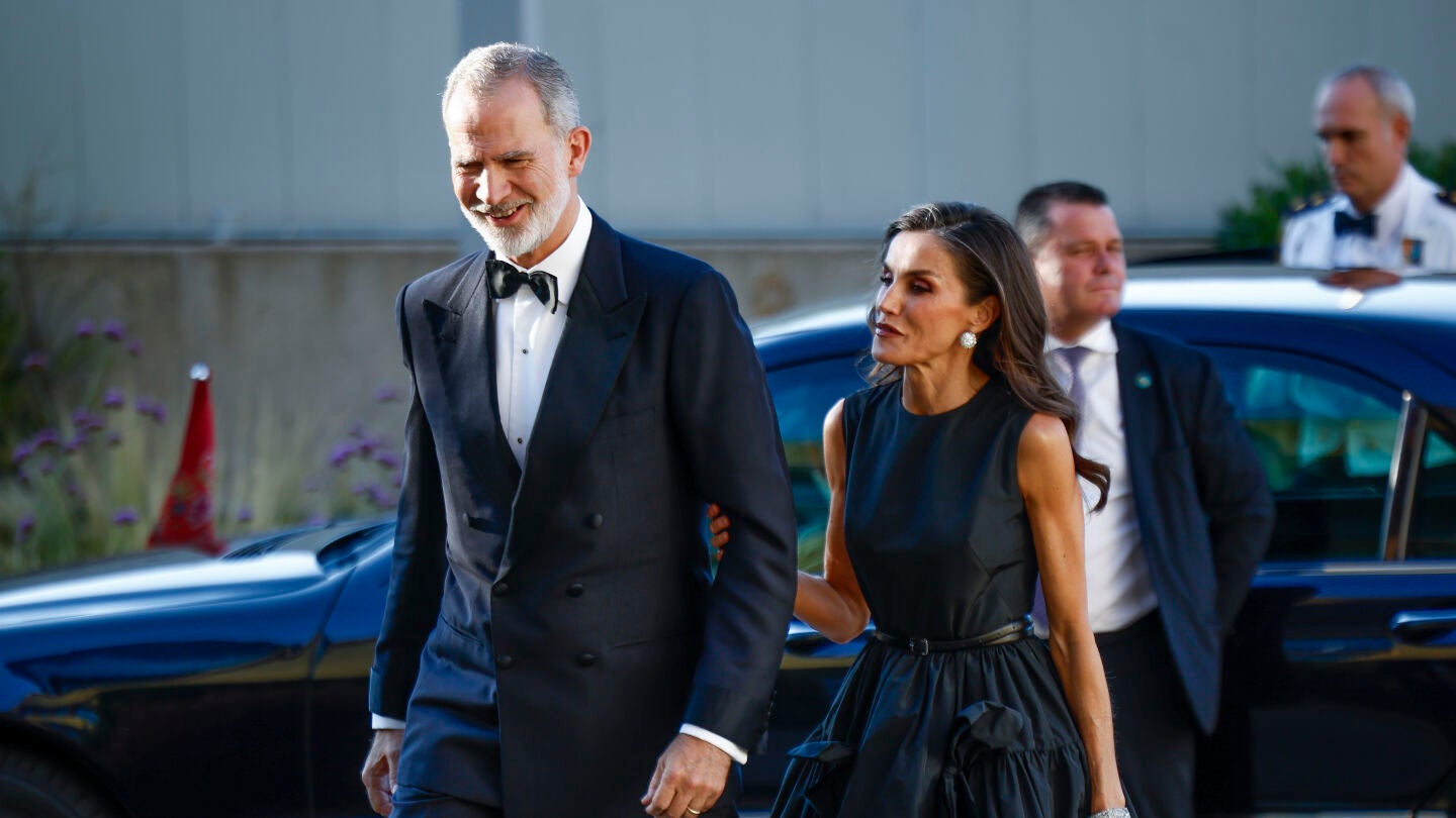 La reina Letizia y el rey Felipe VI cogidos del brazo