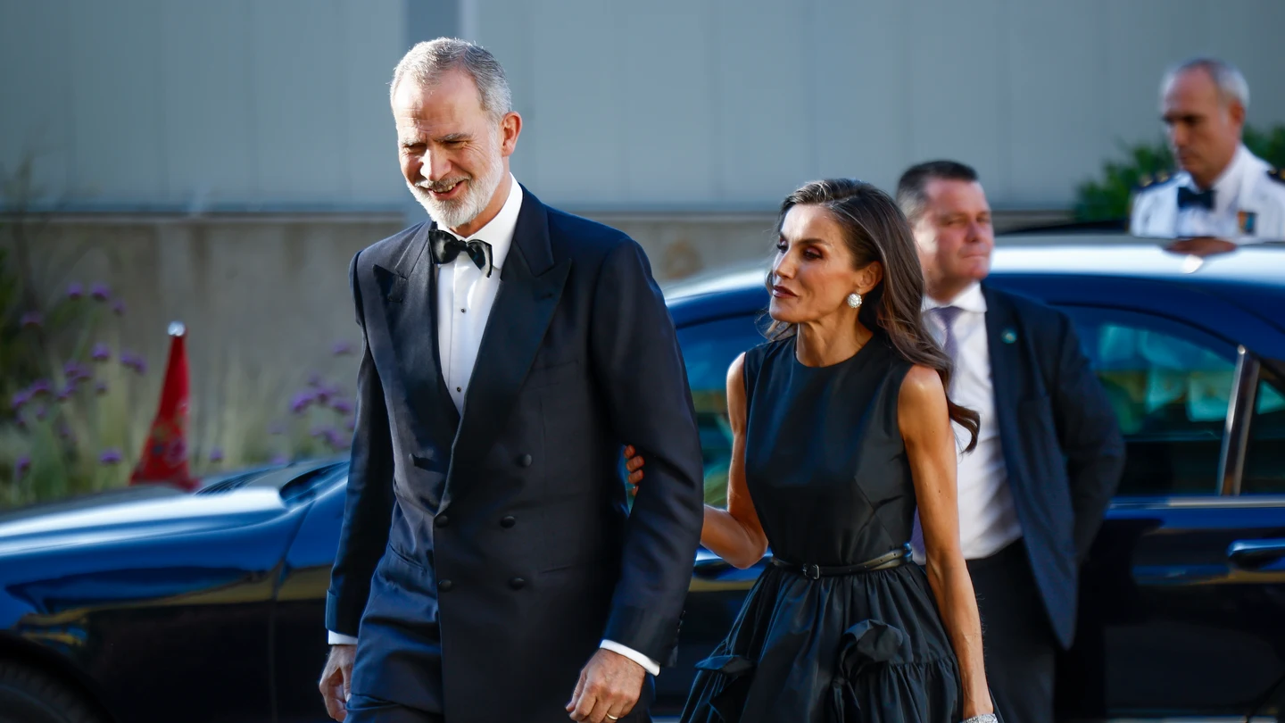La reina Letizia y el rey Felipe VI cogidos del brazo La reina Letizia y el rey Felipe VI cogidos del brazo