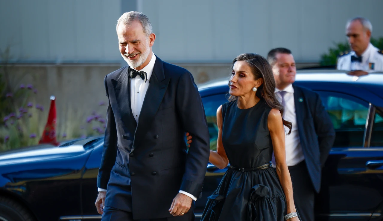 La reina Letizia y el rey Felipe VI cogidos del brazo