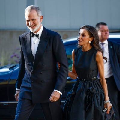 La reina Letizia y el rey Felipe VI cogidos del brazo