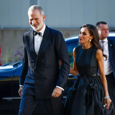 La reina Letizia y el rey Felipe VI cogidos del brazo