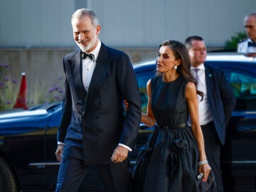 La reina Letizia y el rey Felipe VI cogidos del brazo