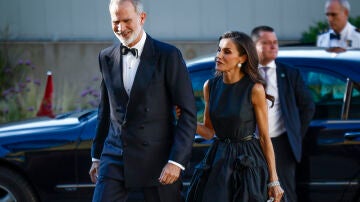 La reina Letizia y el rey Felipe VI cogidos del brazo