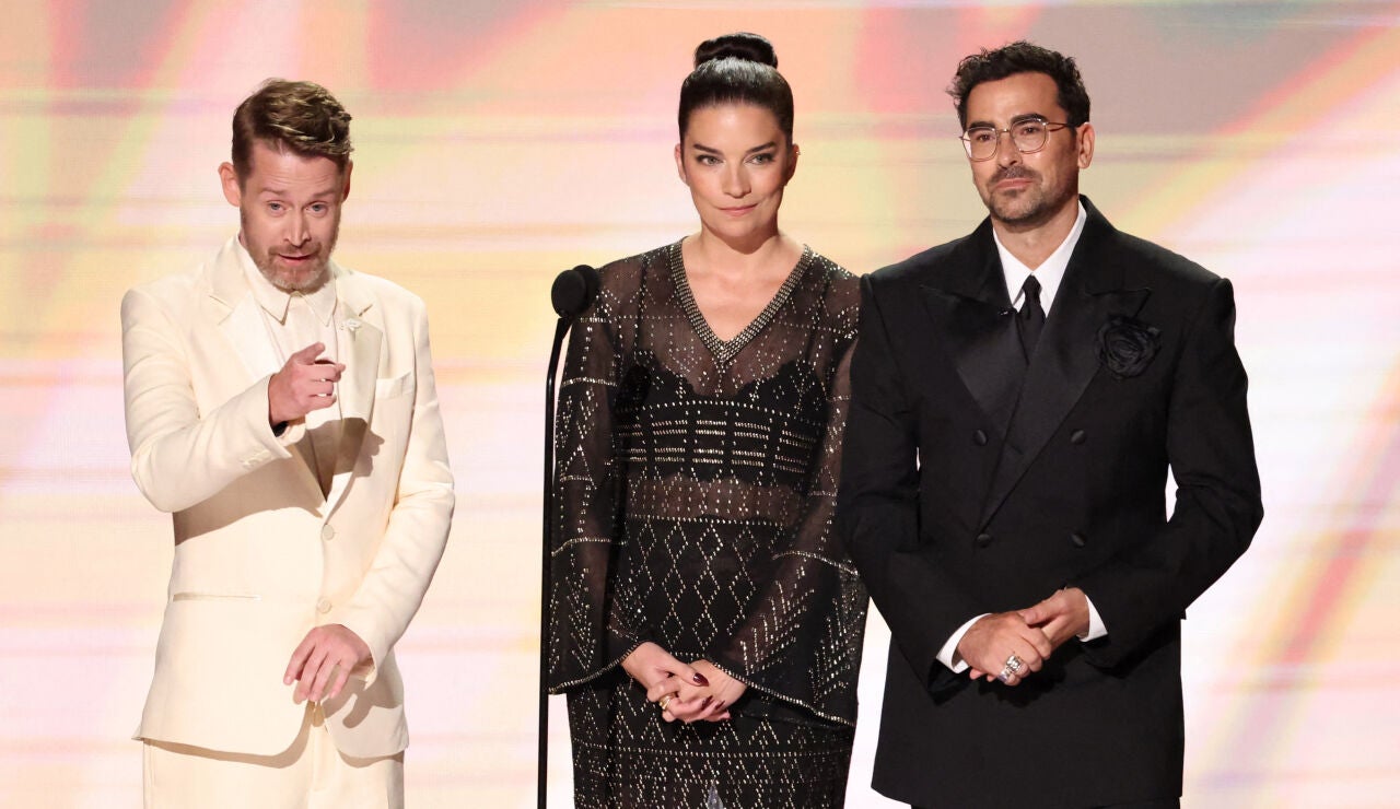 Macaulay Culkin, Annie Murphy y Dan Levy recuerdan a Catherine O'Hara en los Premios Emmy