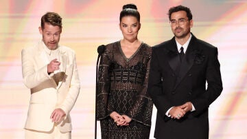 Macaulay Culkin, Annie Murphy y Dan Levy recuerdan a Catherine O'Hara en los Premios Emmy