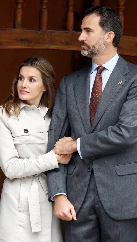 La reina Letizia y el rey Felipe VI cogidos del brazo