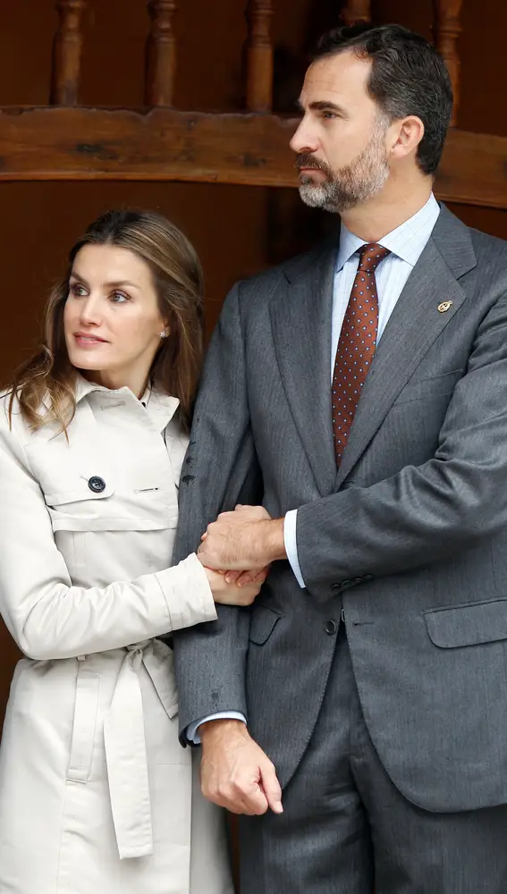 La reina Letizia y el rey Felipe VI cogidos del brazo La reina Letizia y el rey Felipe VI cogidos del brazo