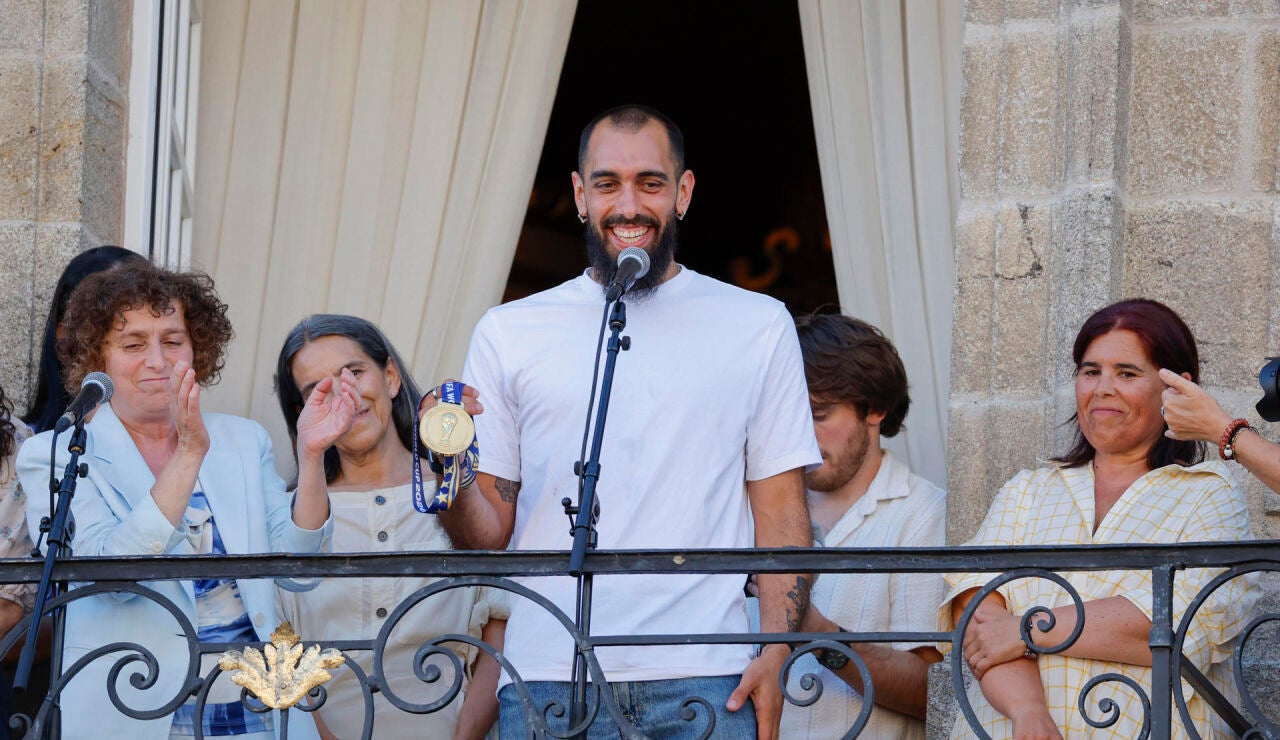 Borja Iglesias junto a la alcaldesa de Santiago