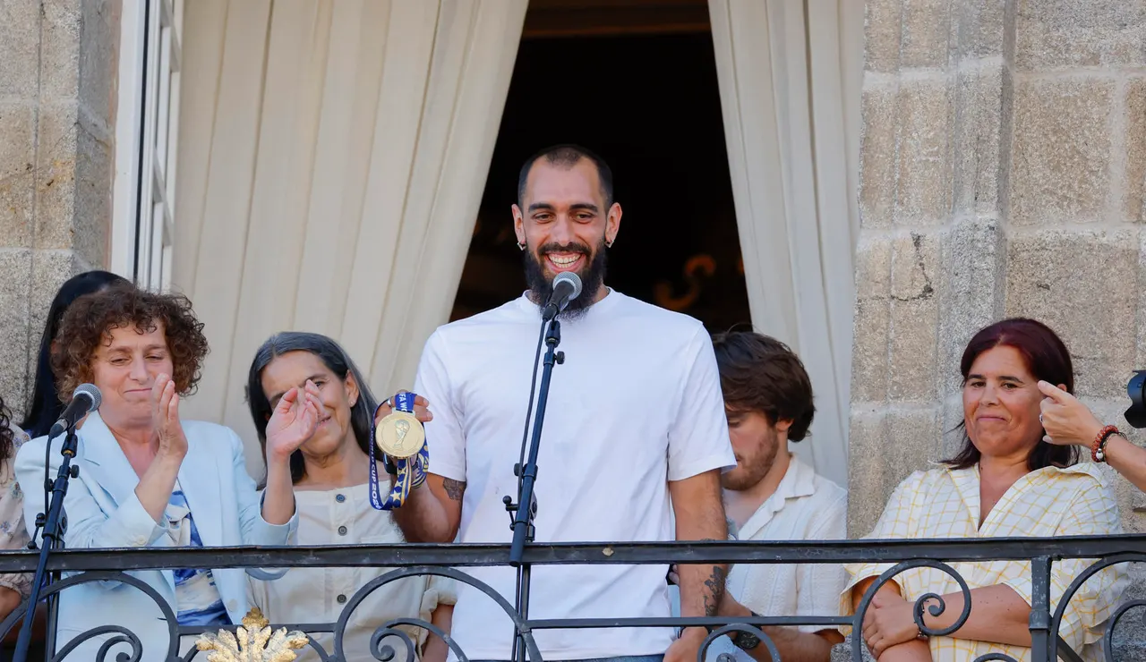 Borja Iglesias junto a la alcaldesa de Santiago