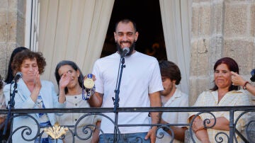Borja Iglesias junto a la alcaldesa de Santiago