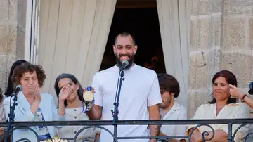 Borja Iglesias junto a la alcaldesa de Santiago Borja Iglesias junto a la alcaldesa de Santiago